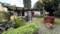 Garten mit Blick auf Garage