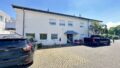 Seitenansicht und Außenparkplätze vor Wohnung